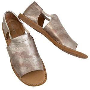 EUC Born Leather Cove Modern Sandals Gold Size 8 Retail $120.00